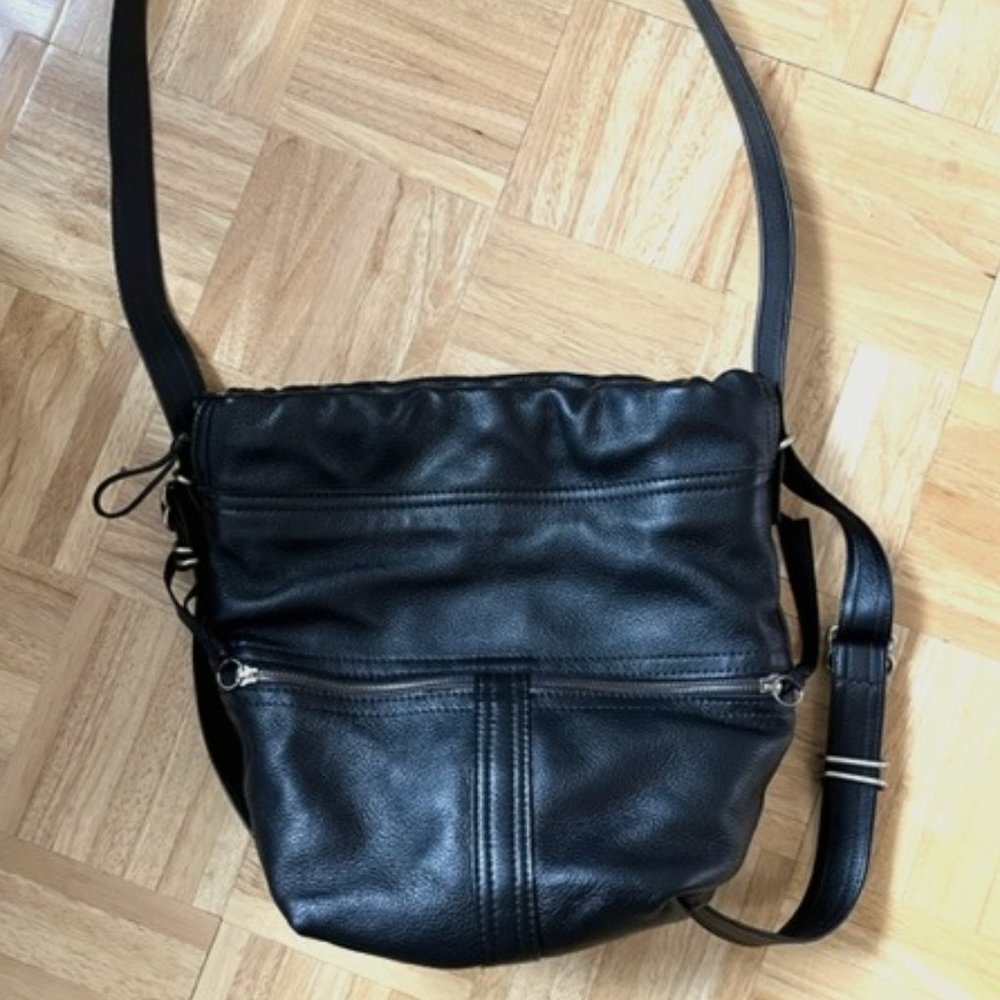 Rough & Tumble small train pack, zip pockets, micro pebble black/navy lining